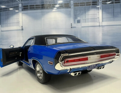 Danbury 1970 Dodge Challenger R/T 1:24 Bright Blue Poly Box Title