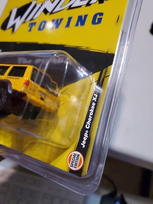 Johnny Lightning The Banana Jeep Cherokee XJ Winder Towing Matt