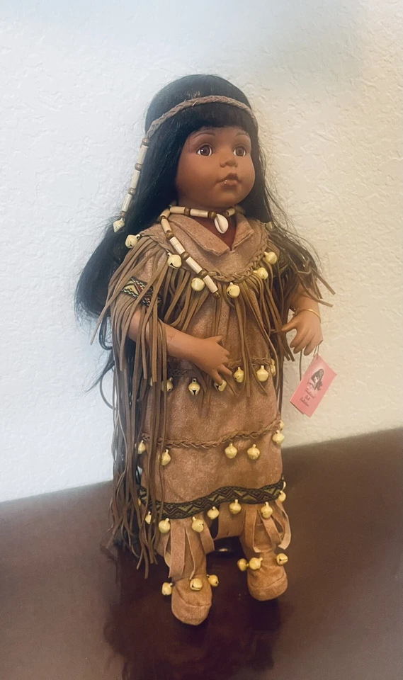 "Muñeca Traditions Doll Collection 18"" muñeca niña india americana con vestido nativo con soporte" Foto 2 de 4