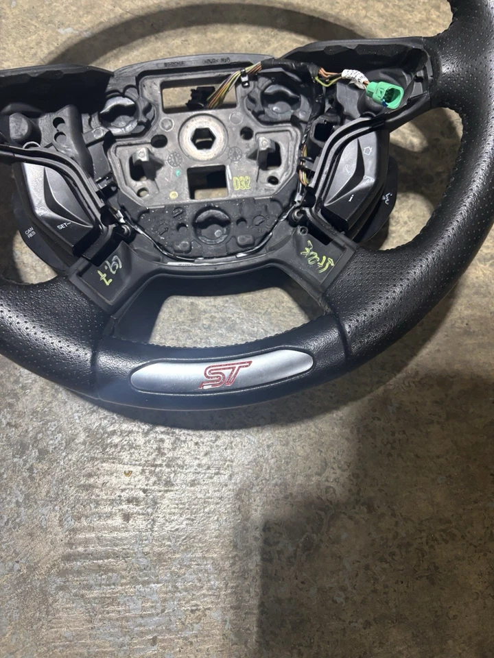 2013-2014 Ford Focus St Steering Wheel - Image 4 of 4
