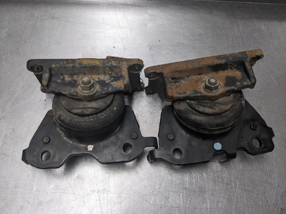 Пара креплений двигателя для 08–10 Lexus LX570 5.7 1231538020 - Изображение 3 из 4