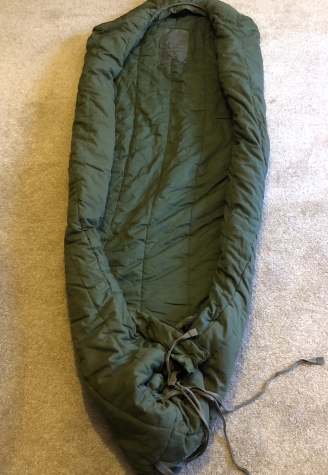 Saco de dormir verde intermedio para clima frío edición GI militar de EE. UU. Foto 2 de 4