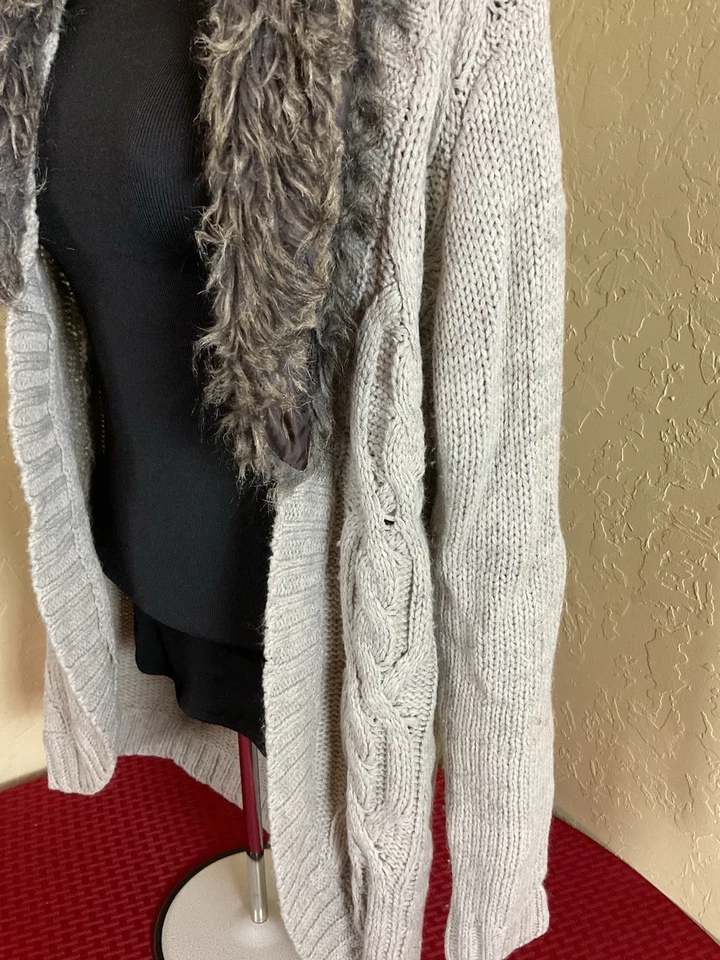 Cárdigan de piel tejido con cable Charlotte Russe para mujer - talla mediana Foto 3 de 4