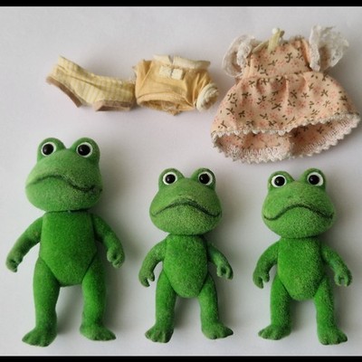 Vintage Sylvanian Families Tomy Bullrush Frog Family ( some wear to flock )