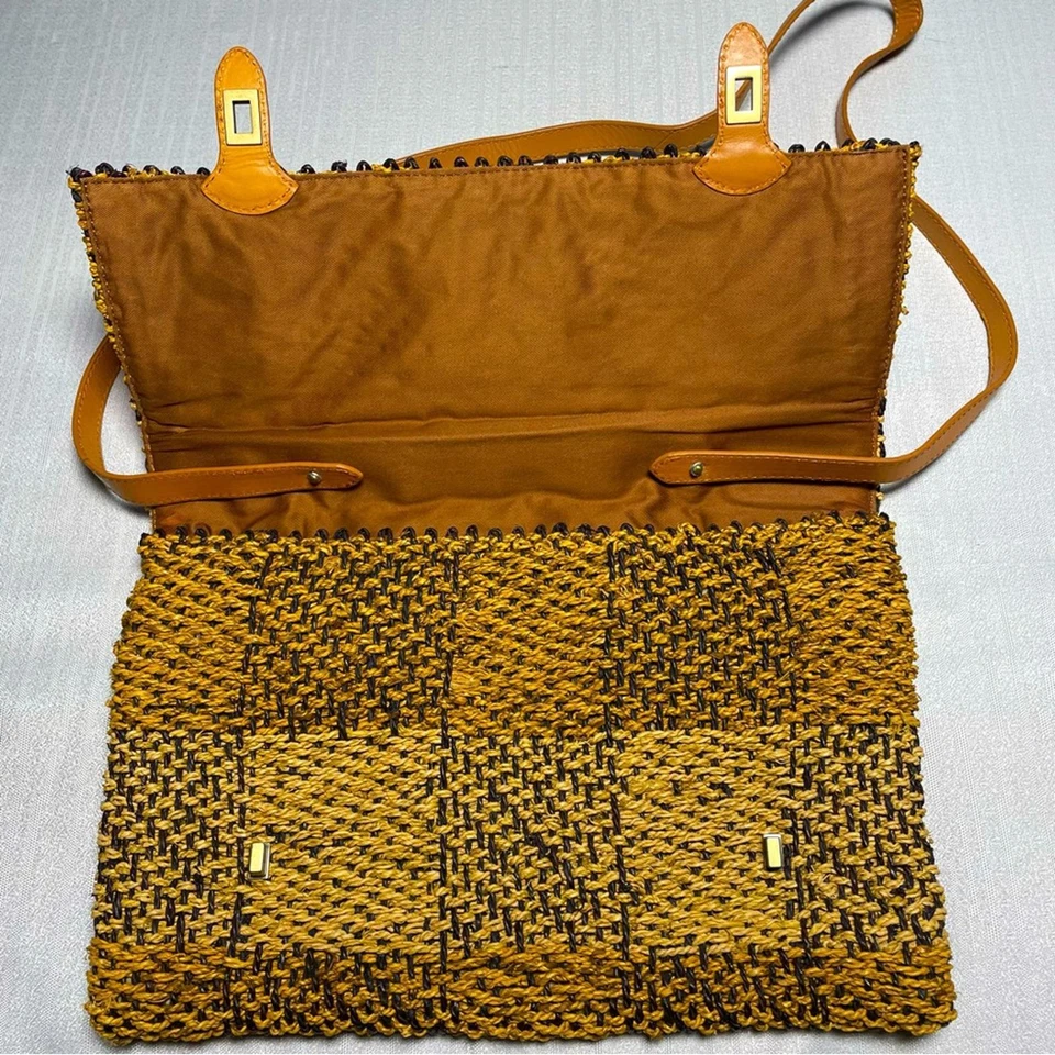 Bolsa tiracolo ou de ombro Holding Horses palha dourada e preta - Imagem 4 de 4