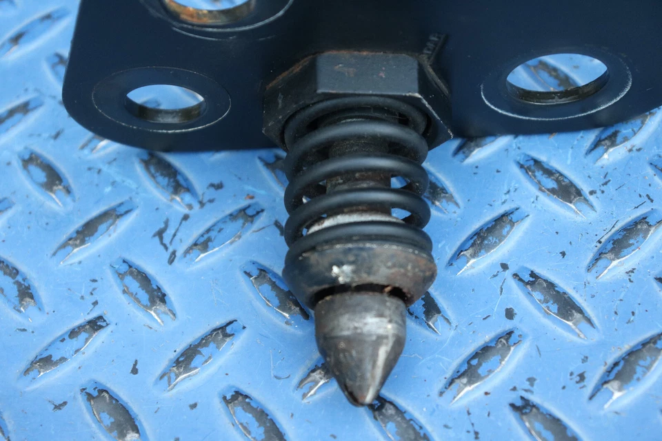 Chevrolet Corvette C4 1992-1996 juego de pestillos de capó OEM Foto 4 de 4