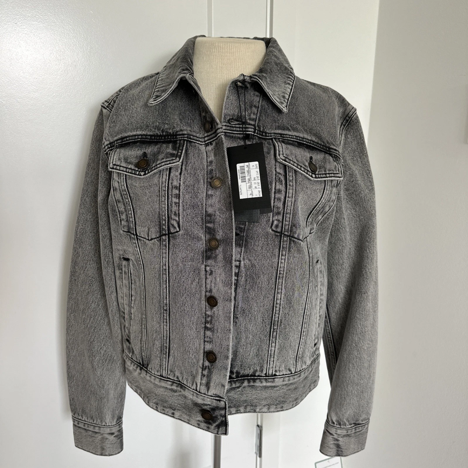 SAINT LAURENT (YSL) Giacca camionista denim nero lavato Saint Laurent nuova con etichette $1350 donna taglia M