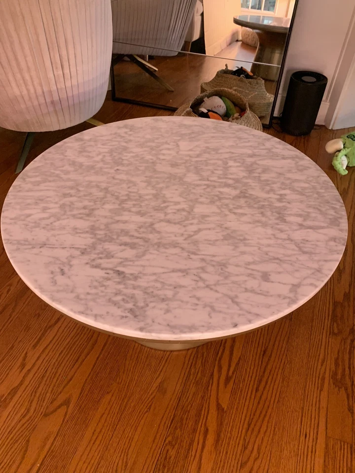 Mesa de centro West Elm de mármol y latón Foto 2 de 3