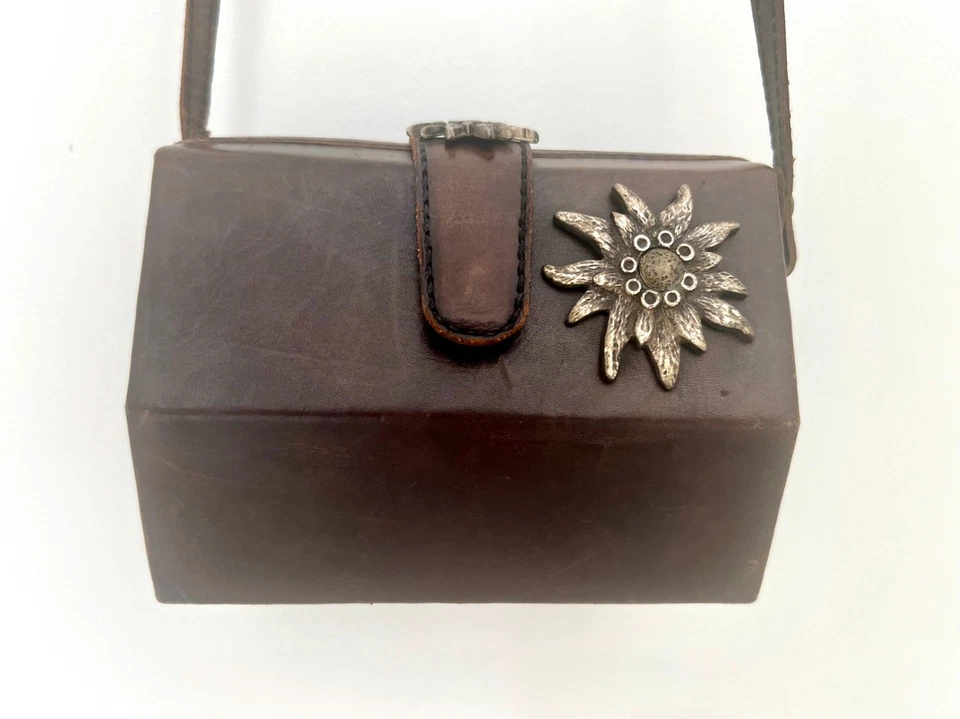 Bandolera de cuero marrón vintage Edelweiss detalles metálicos estilo alpino suizo Foto 4 de 4