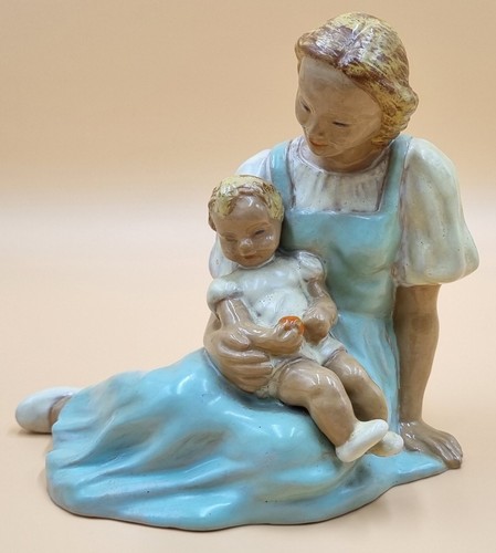 Conmovedora figura de cerámica de una madre con su hijo en el regazo, comercializada - Imagen 9 de 12
