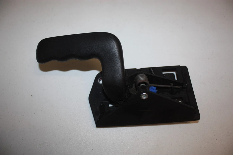 1999-2007 GMC Sierra K1500 Rt (Passenger) Front Interior Door Handle, OEM - Image 4 of 4