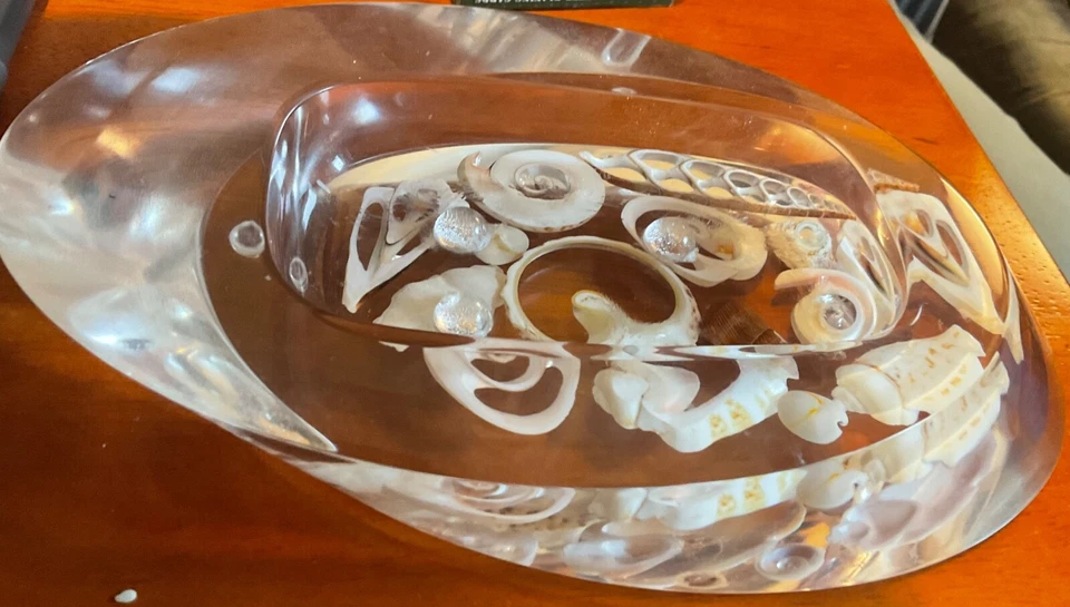 ACRYLIC SWIRL SOAP DISH W/REAL SEA SHELLS. APPROX 6.5" - Image 3 of 4