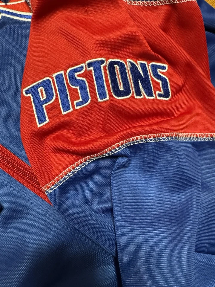 Chaqueta con cremallera XL roja y azul Detroit Pistons para niños, marca majestuosa Foto 3 de 4