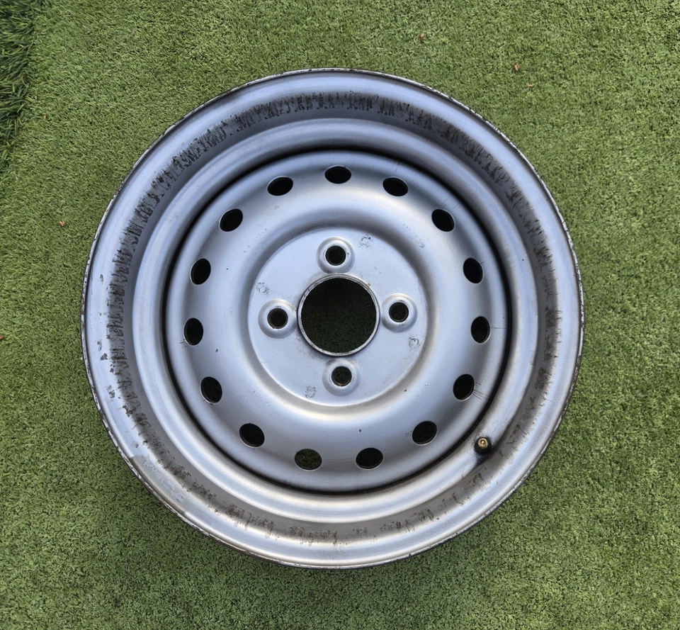 Rueda de acero Triumph TR6 con anillo de ajuste y tapa central, PN 311243 Foto 4 de 4