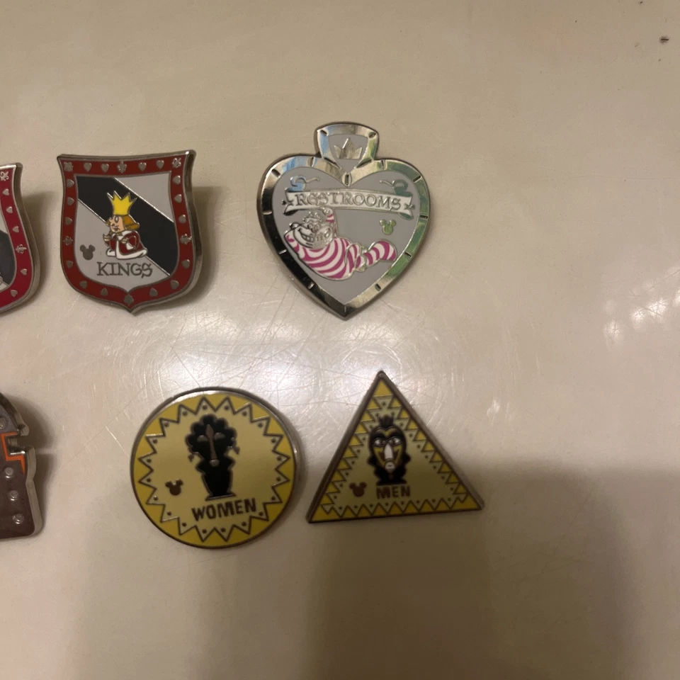 Prendedor de miembro del elenco de Disneyland 2017 juego completo de Mickey oculto signo de baño reina Foto 2 de 4