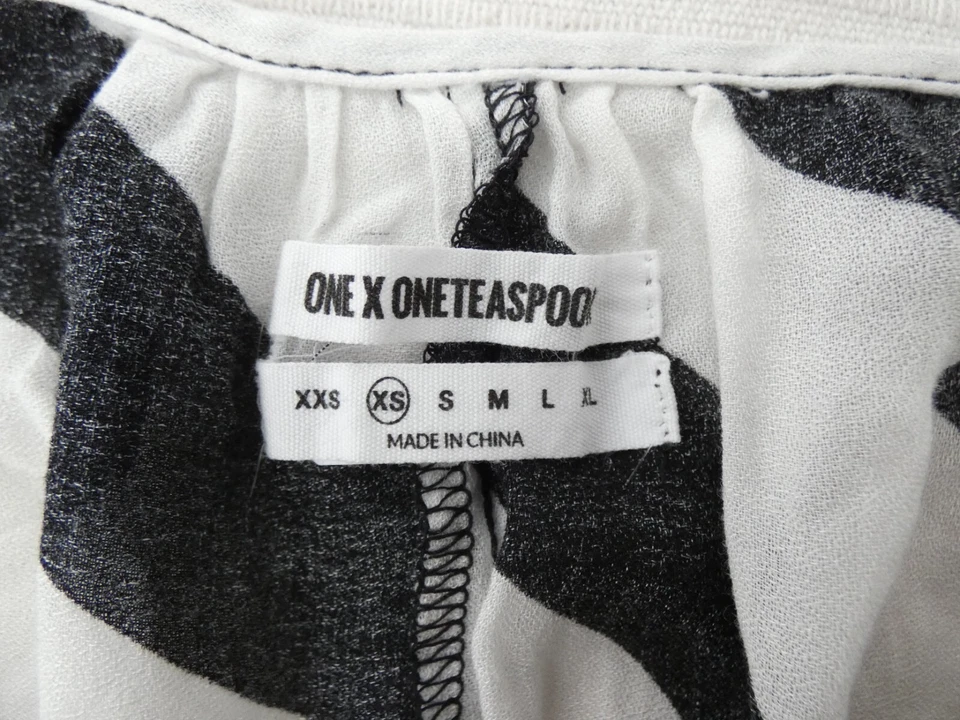 Mono de una cucharadita mameluco a rayas negro blanco manga globo talla grande XS Foto 4 de 4