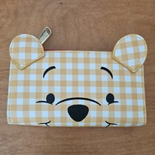 Cartera Loungefly Disney Winnie the Pooh & Friends amarilla roja con solapa de guinga