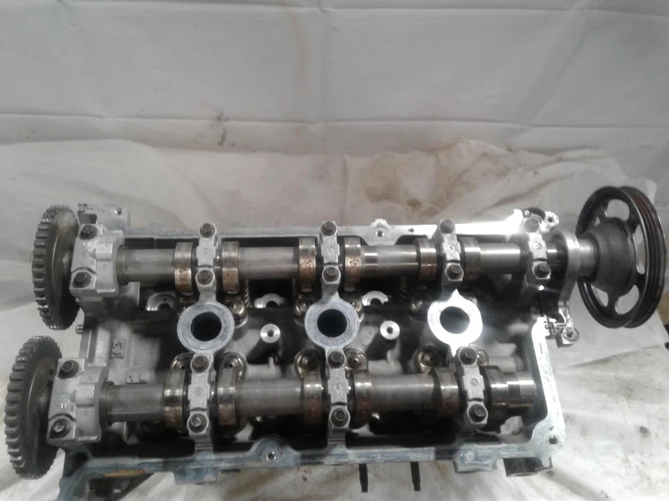 Used Left Engine Cylinder Head fits: 2002 Mercury Cougar 6 cylinder 2.5L VIN L 8 Foto 3 de 4