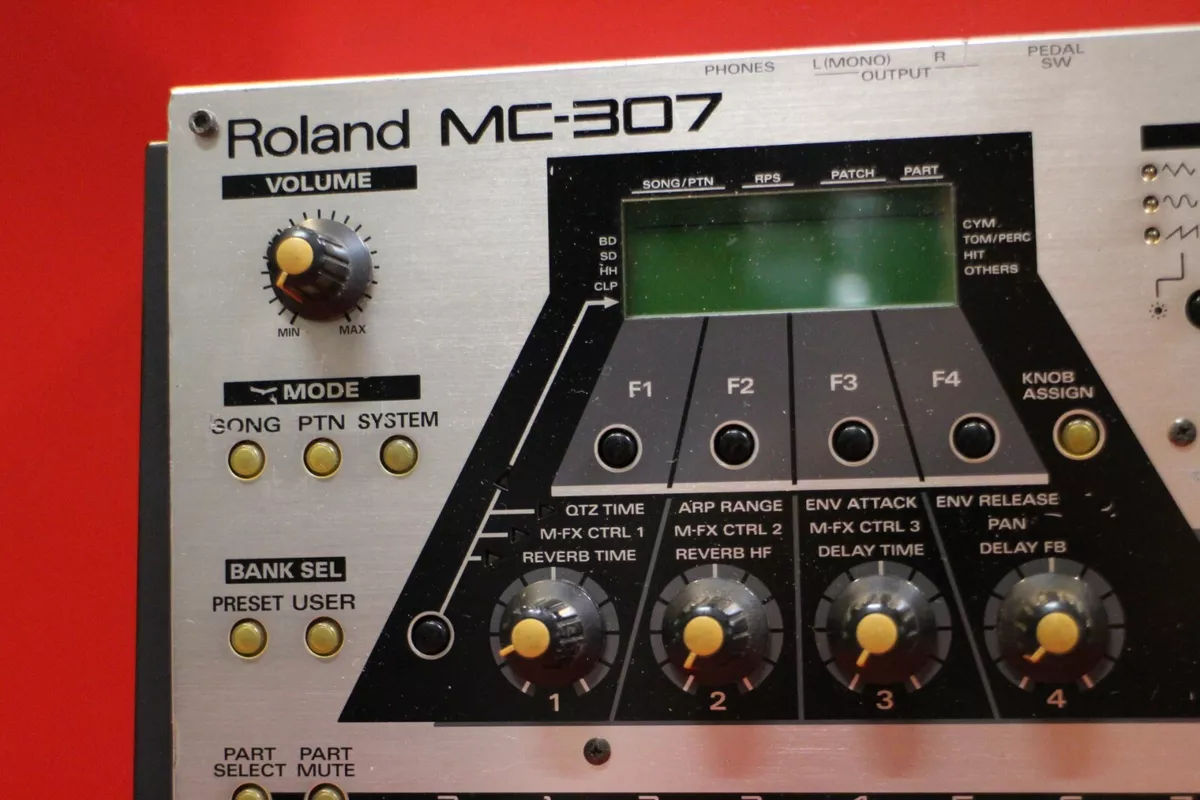 ROLAND MC-307 groove box-