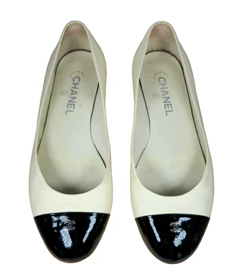 Escarpins Chanel à bout pointu 39,5 US9 blanc cassé et cuir verni noir logo c... - Photo 1/4