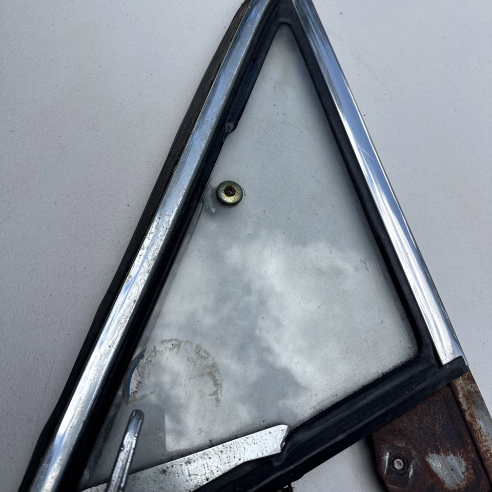 1966 BARRACUDA vidro de ventilação para porta frontal de passageiros 2 portas HT compatível com 63-66 VALIANT - Imagem 2 de 4