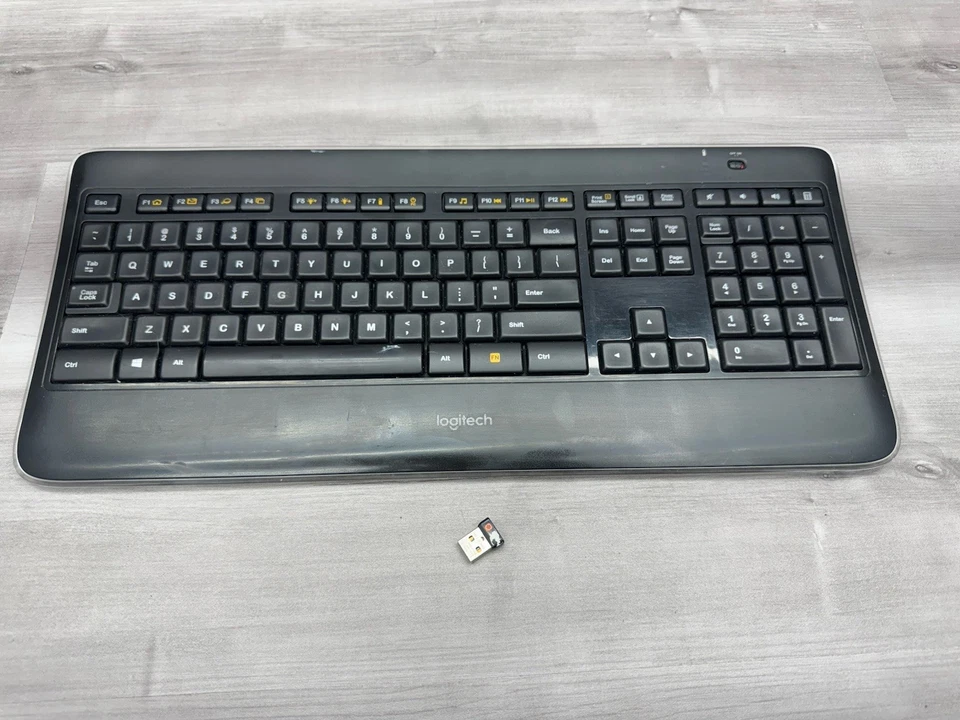Logitech K800 беспроводная клавиатура с подсветкой чистая с ключом и зарядным кабелем - Изображение 2 из 3