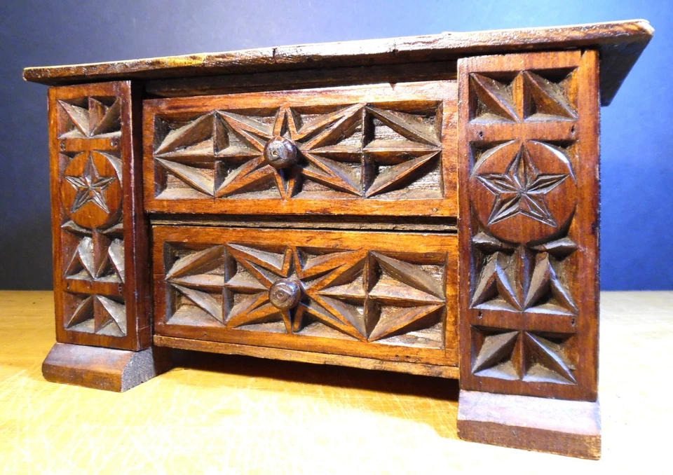 Joyero tallado en astillas rústicas arte vagabundo con 4 cajones y tarjetas comerciales antiguas Foto 3 de 4