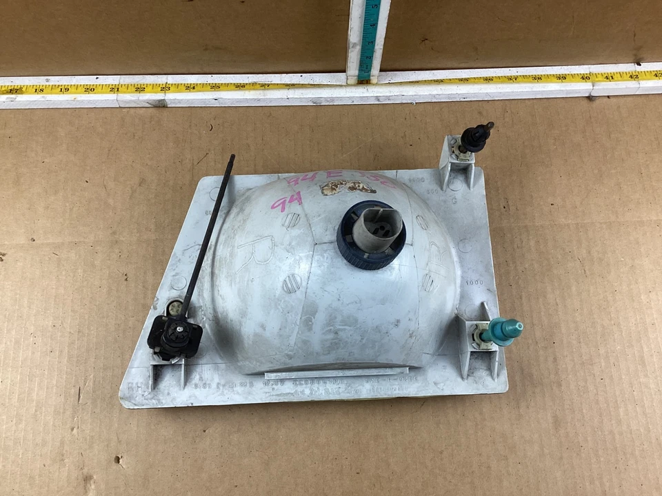 1992 - 1996 Ford E-350 Econoline Front Right Passenger Side Headlight Assembly - Image 4 of 4