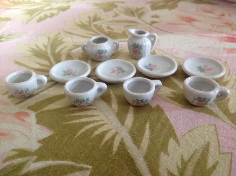 SALE!~Porcelain Miniature Tea Set~Pink Grapes~Plate Cups 1.25"~Sugar~Creamer~EXC