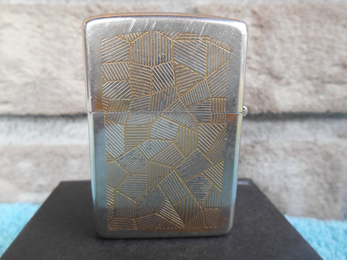VINTAGE ZIPPO 1989 F-V GOLD TONED PATCHWORK CIGARETTE VINTAGE ZIPPO 1989 F-V GOLD TONED PATCHWORK CIGARETTE