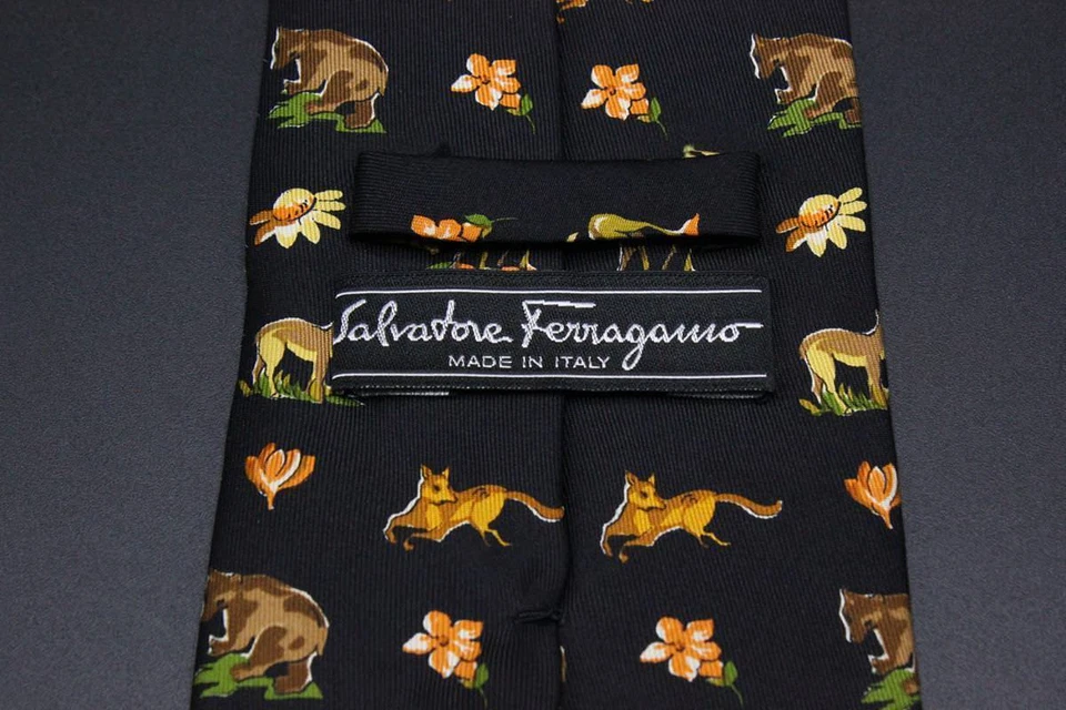 Corbata de seda SALVATORE FERRAGAMO. Oso y flores negro con carnero coyote ciervo y flores. Foto 3 de 4