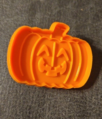23 Halloween Cookie Cutters Wilton Hallmark Bats Pumpkins Witch Bats Spooky Lot - Picture 17 of 24
