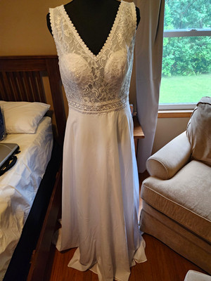 Bridal Lace V-Neck Sleeveless A-Line Full-Length Wedding Dress 10