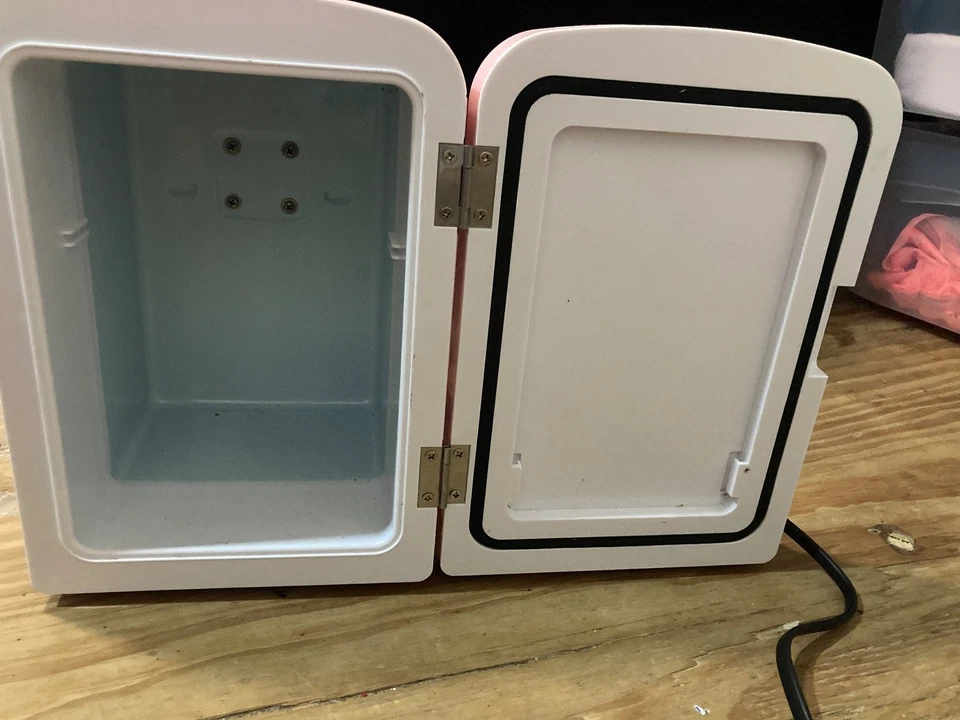 Mini refrigerador personal K6101WH 6L con iluminación LED Foto 4 de 4