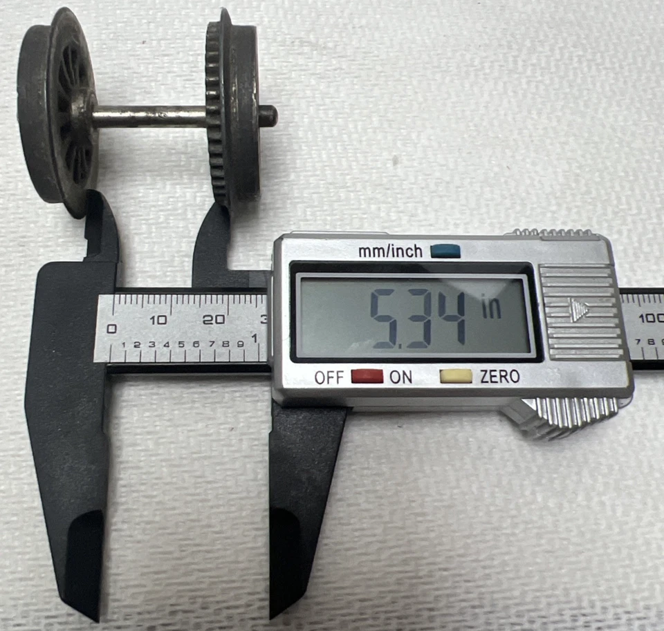 VINTAGE TRAIN PARTS - 3 PAIR GEAR WHEEL SET FOR "O" GAUGE LOCOMOTIVES - Image 3 of 4