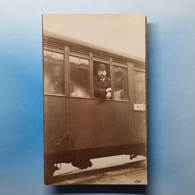 Dampfeisenbahn Postkarte 1910 Europäische Szene alter Wagen Bowler Hut Mann