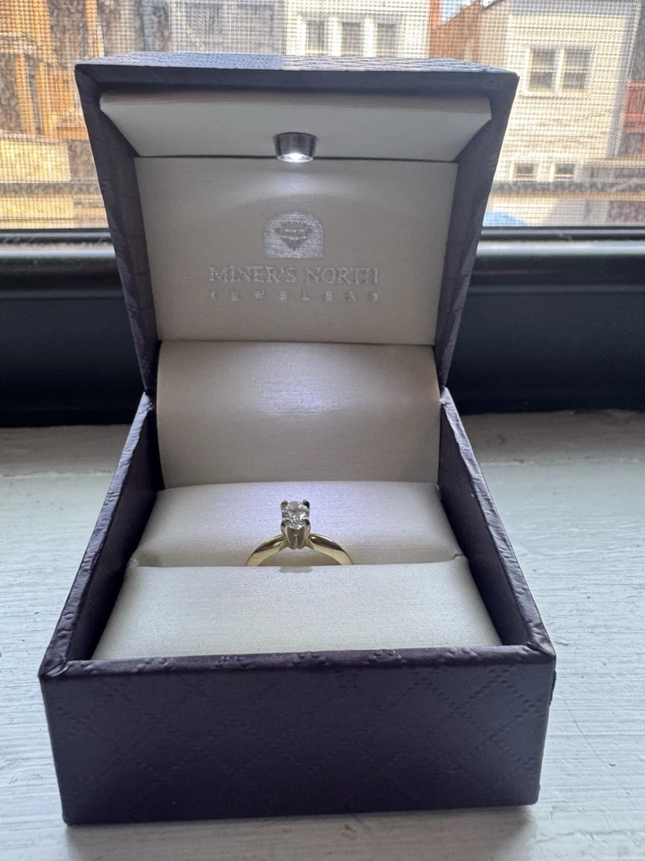 Anillo de compromiso solitario de oro de 14k de dos tonos y 4 puntas diamante a orillas de lago 0,52 quilates Foto 2 de 4