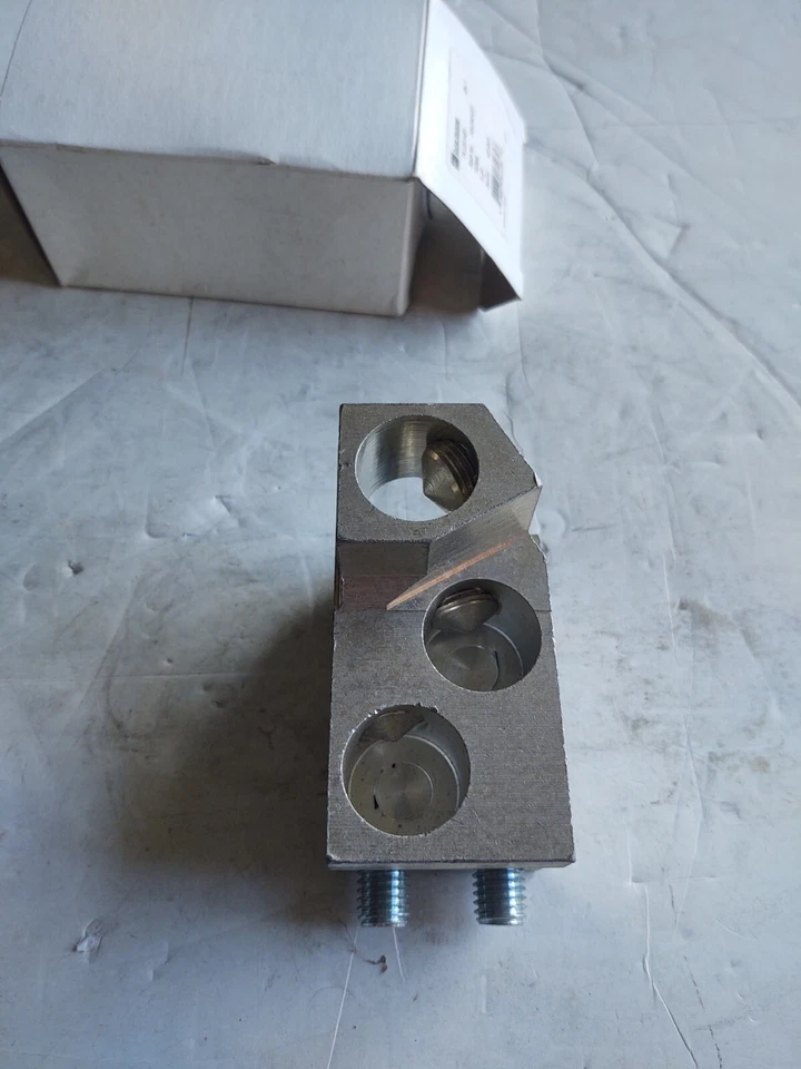 CUTLER-HAMMER # TA1201NB1 / 3 HOLE  TERMINAL ASSY./ ILSCO # D2246, 500-750 KCMIL - Image 2 of 4