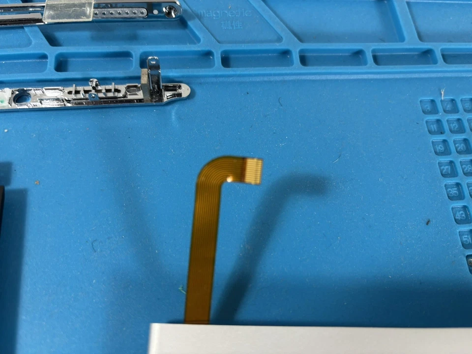 Sony Portable Reader System PRS-505 Bundle With Case For Parts Or Repair - Image 4 of 4