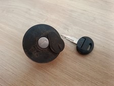 UN BOUCHON DE RESERVOIR ESSENCE AVEC 1 CLE POUR SCOOTER CHINOIS