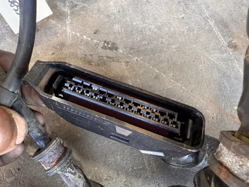 1986-1993 Volvo 240 244 245 B230F Engine Bay Wiring Harness 2.3L OEM #4970E - Image 2 of 4