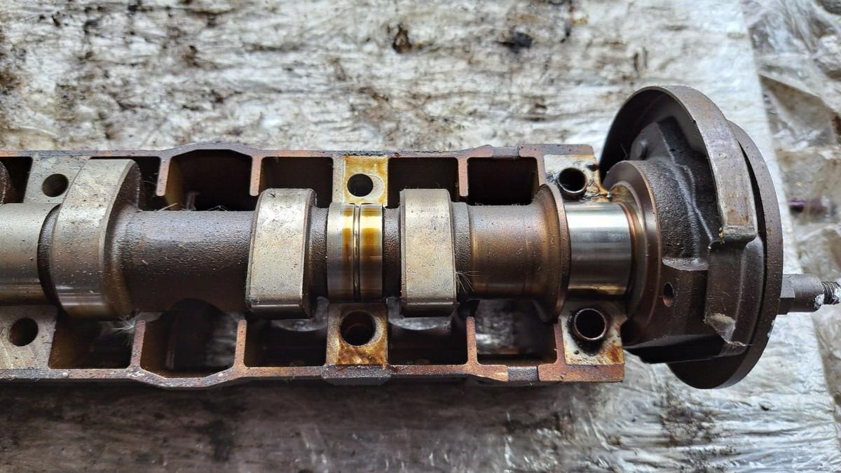 BMW e36 e38 e39 328i 528i M52B28 intake camshaft with tray 1703890 