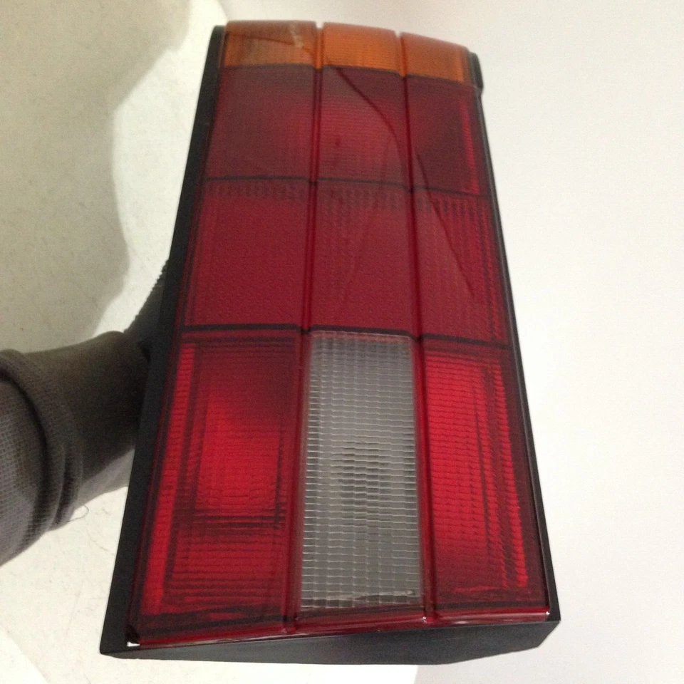Luces traseras laterales del pasajero derecho BMW E30 1982-1994 Euro Facelift OEM Foto 3 de 4