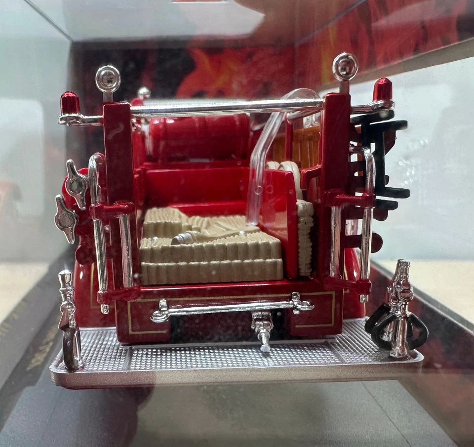 Camión de bomberos Signature Series escala 1:43 fundido a presión - Mack Type 75BX 1935 Foto 3 de 4