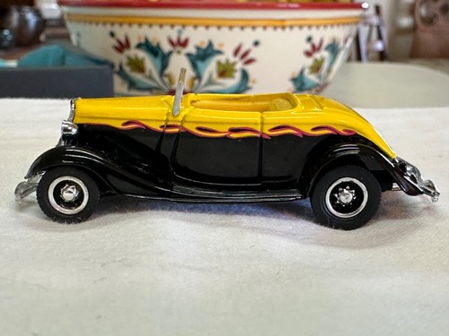 HOT WHEELS 1:64, 100% HOT WHEELS, 34' FORD CABRIO, SCHWARZ/GELB MIT GRAFIK - Bild 4 von 11