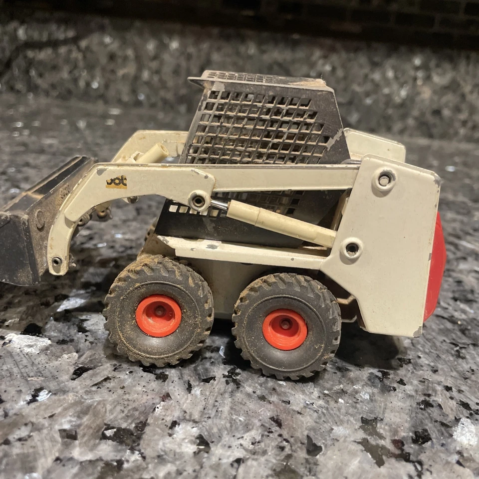 Vintage GAMA Clark Bobcat Skid steer Loader 9420 1/19. West Germany Damaged - Image 3 of 4