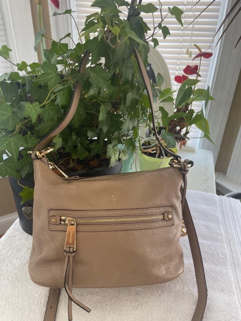 MICHAEL Michael Kors Lupita Medium Messenger beige bag purse (PU140