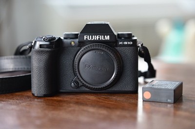 Fujifilm X-S10 26.1MP Mirrorless Camera Black (Body Only)! Mint - Low Shutter!