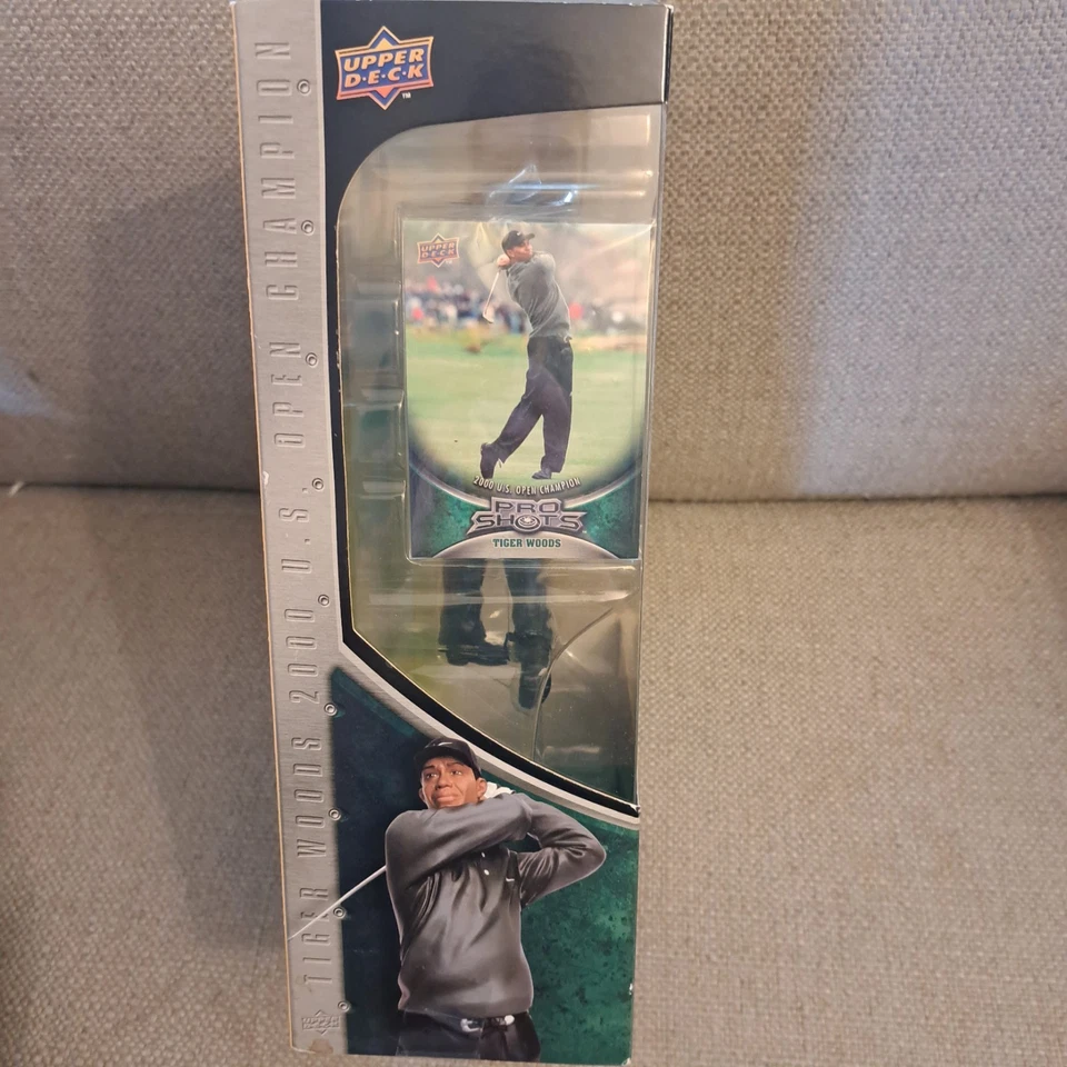 Figura y tarjeta de tiro profesional Upper Deck Tiger Woods 2000 U.S. Open Championship Foto 3 de 3