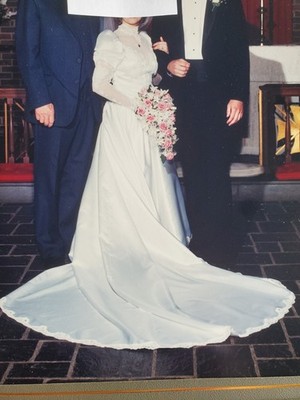 EVE OF MILADY VINTAGE 80's WEDDING GOWN -LONG TRAIN  SIZE 2 Puff Sleeve Beaded